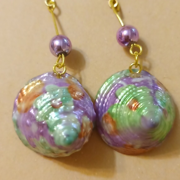 *3/$12* New Shell Floral Dangle Earrings - Picture 2 of 6